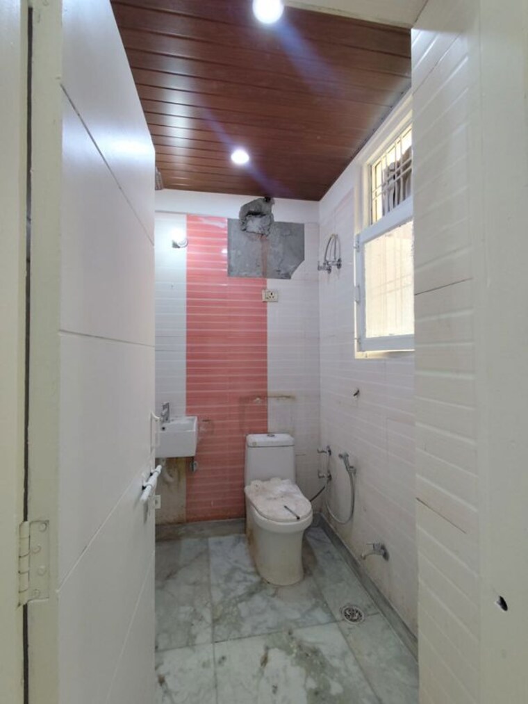Bathroom, sector 42 4 Bedroom 2700 Sq.Ft. Builder Floor In Sector 42 Faridabad 9980401