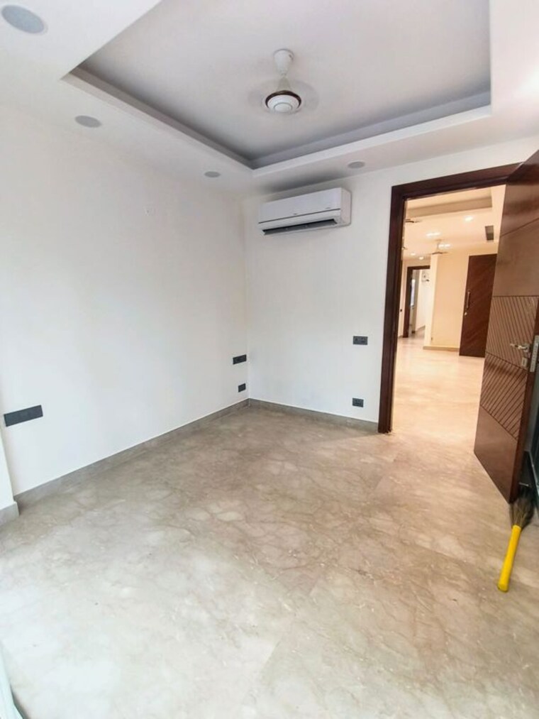 Room, east of kailash 3 Bedroom 125 Sq.Yd. Builder Floor In East Of Kailash Delhi 9980403