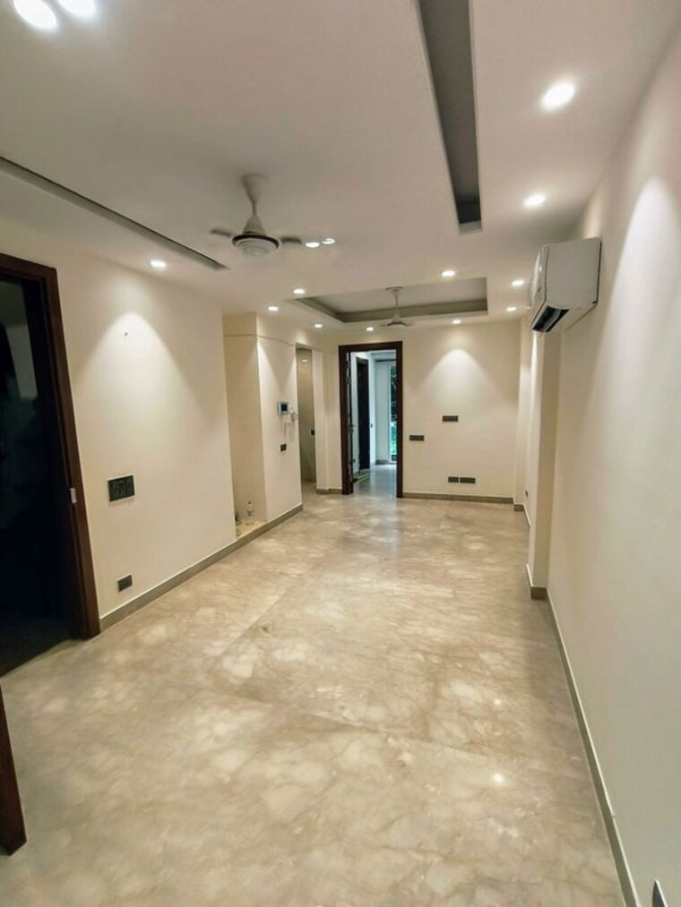 Room, east of kailash 3 Bedroom 125 Sq.Yd. Builder Floor In East Of Kailash Delhi 9980403