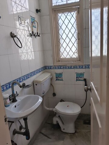 Team Area in 4 BHK Apartment at Royal Towers Noida, Sector 61 – for Rent