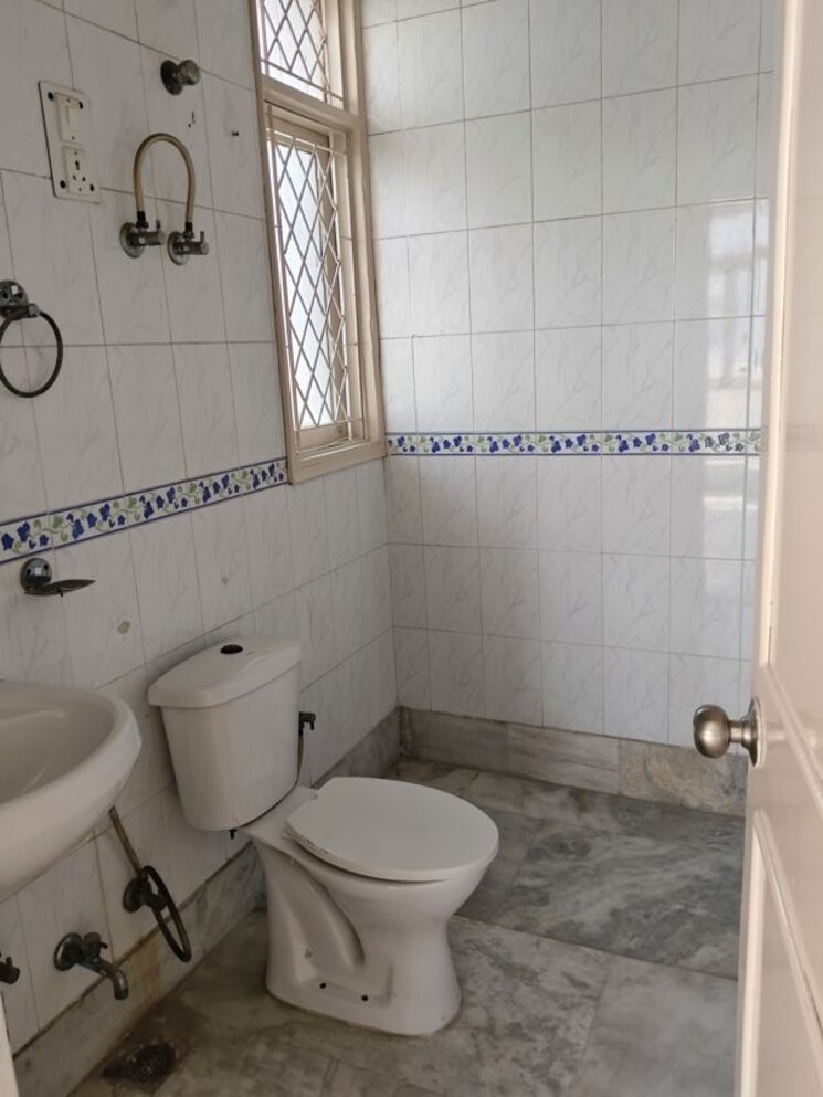 Bathroom, royal-towers-noida 4 Bedroom 2400 Sq.Ft. Apartment In Sector 61 Noida 9980498