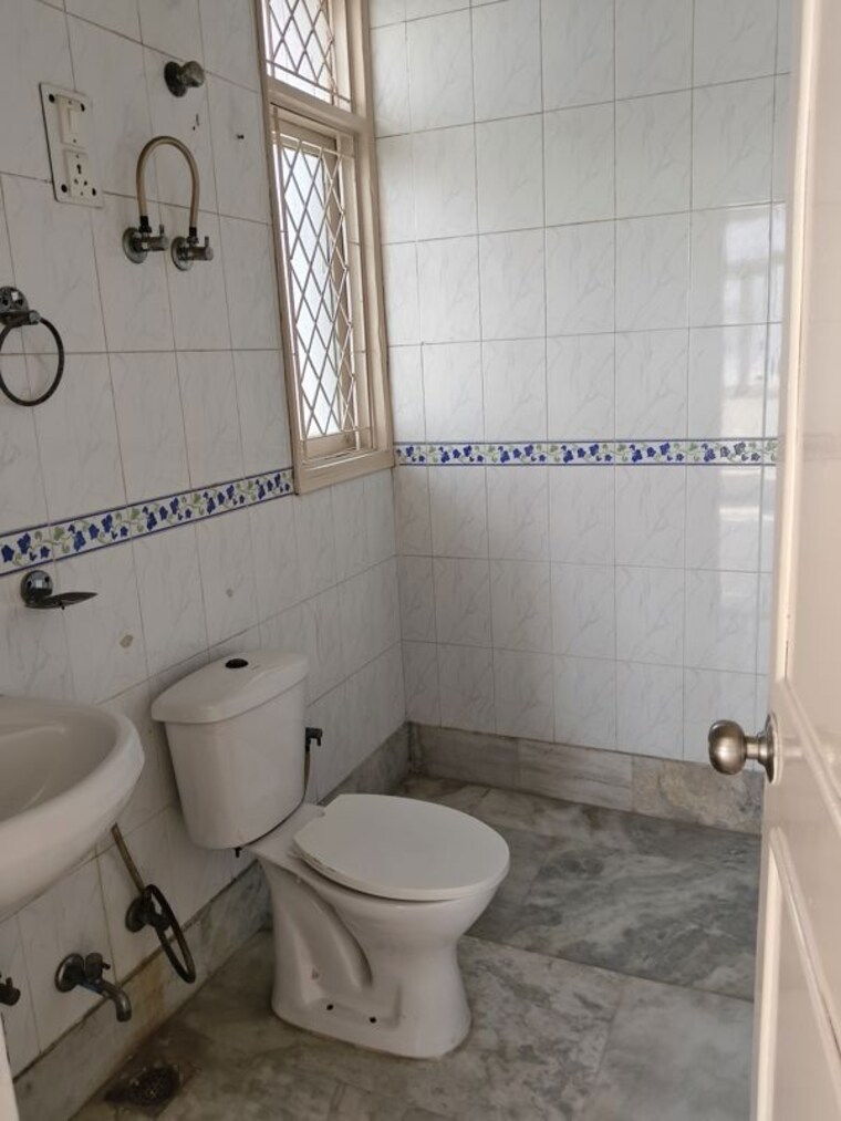 Bathroom, royal-towers-noida 4 Bedroom 2400 Sq.Ft. Apartment In Sector 61 Noida 9980498