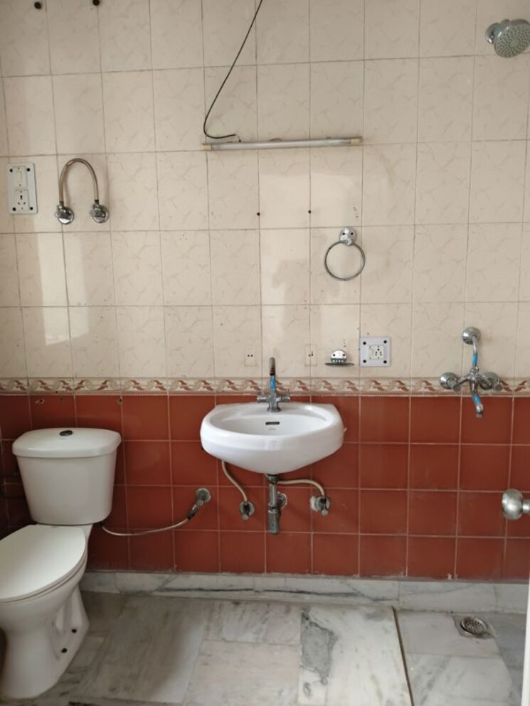 Bathroom, royal-towers-noida 4 Bedroom 2400 Sq.Ft. Apartment In Sector 61 Noida 9980498