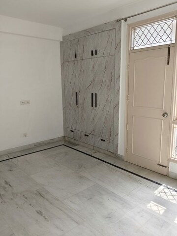 Room in 4 BHK Apartment at Royal Towers Noida, Sector 61 – for Rent