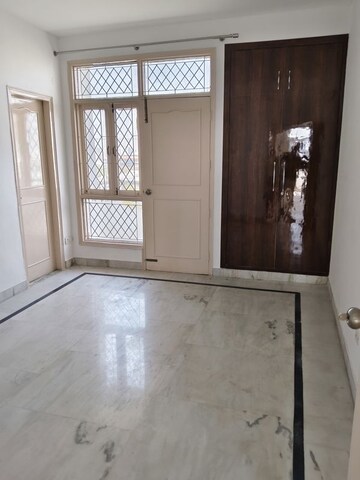 Room in 4 BHK Apartment at Royal Towers Noida, Sector 61 – for Rent