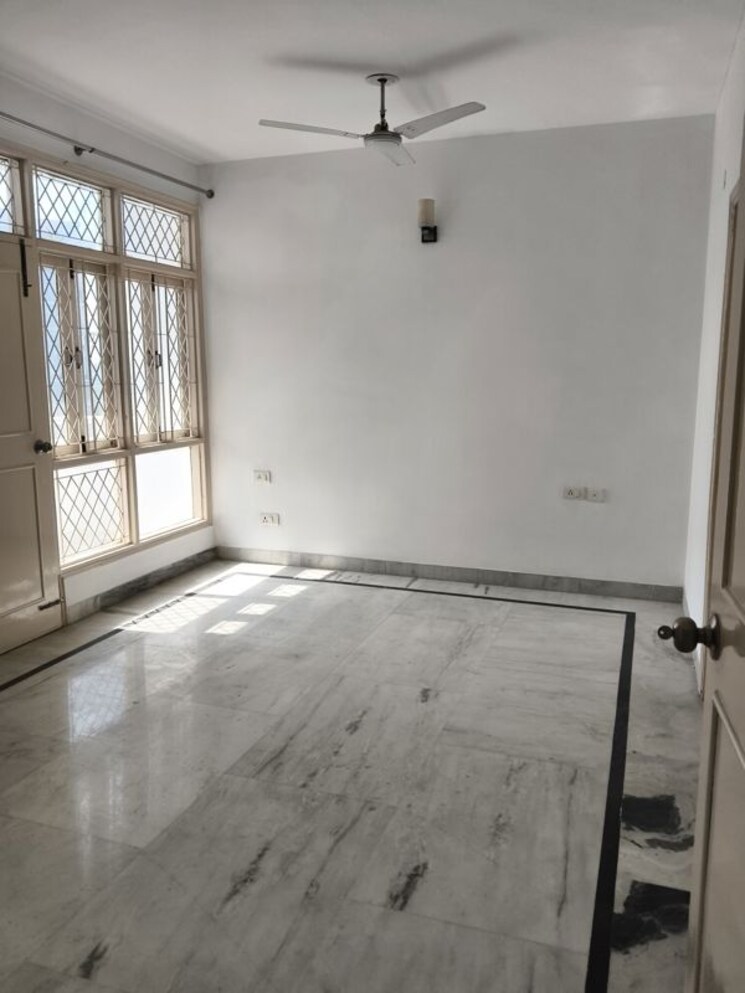 Room, royal-towers-noida 4 Bedroom 2400 Sq.Ft. Apartment In Sector 61 Noida 9980498