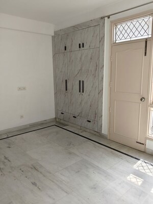 Room in 4 BHK Apartment at Royal Towers Noida, Sector 61 – for Rent