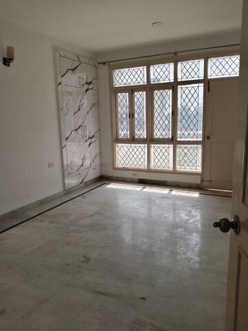 Room in 4 BHK Apartment at Royal Towers Noida, Sector 61 – for Rent