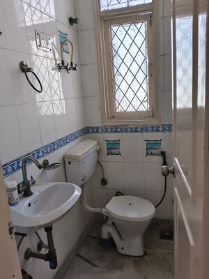 Team Area in 4 BHK Apartment at Royal Towers Noida, Sector 61 – for Rent