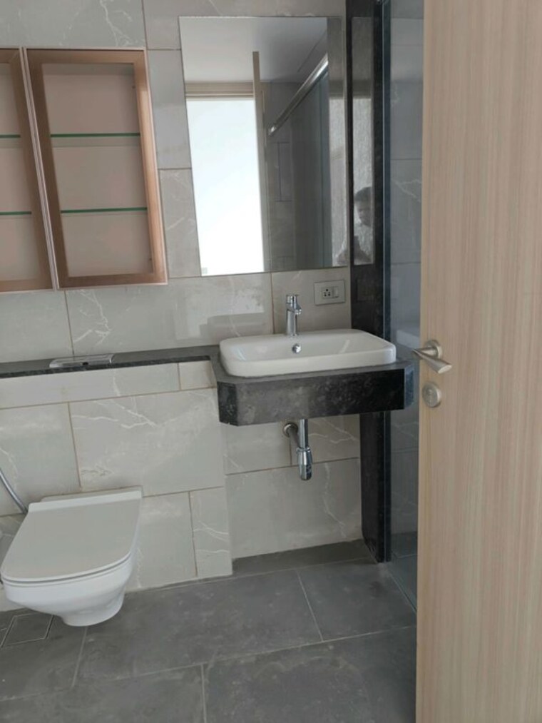 Bathroom, rustomjee-crown 3 Bedroom 1430 Sq.Ft. Apartment In Prabhadevi Mumbai 9980436