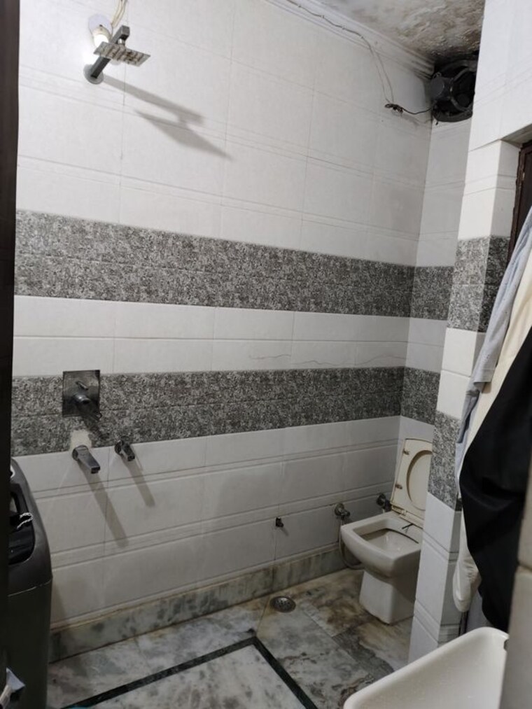 Bathroom, west patel nagar 1 Bedroom 633 Sq.Ft. Builder Floor In West Patel Nagar Delhi 9980687