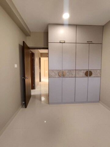 Room in 2 BHK Apartment at Yari Road – for Rent