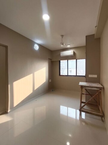 Room in 2 BHK Apartment at Yari Road – for Rent