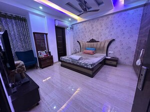 Room in 3 BHK Builder Floor at Connaught Place – for Rent