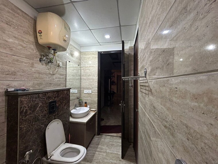 Bathroom, connaught place 3 Bedroom 2210 Sq.Ft. Builder Floor In Connaught Place Delhi 9981498