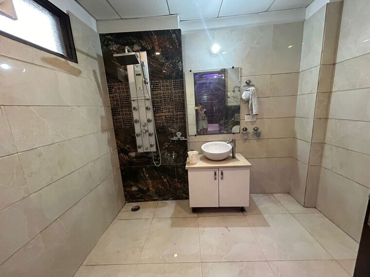 Bathroom, connaught place 3 Bedroom 2220 Sq.Ft. Builder Floor In Connaught Place Delhi 9981511