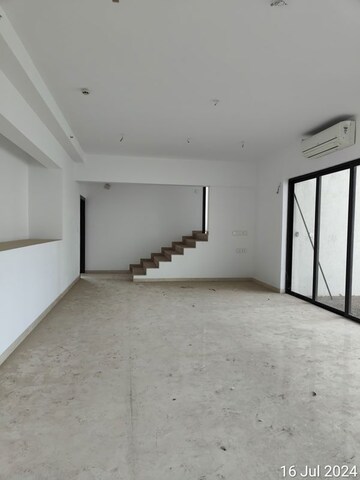 Room in 4 BHK Apartment at Gera Isle Royale, Bavdhan – for Sale