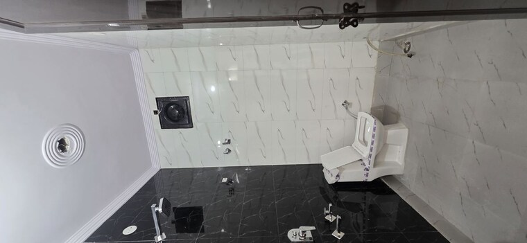 Attached Bathroom, uttam nagar 3 Bedroom 100 Sq.Yd. Builder Floor In Uttam Nagar Delhi 9981911