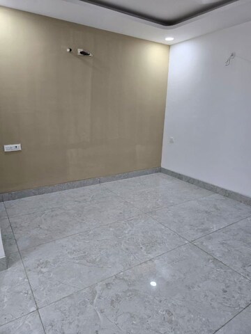 Room in 2.5 BHK Apartment at Baberpur Mandi – for Sale