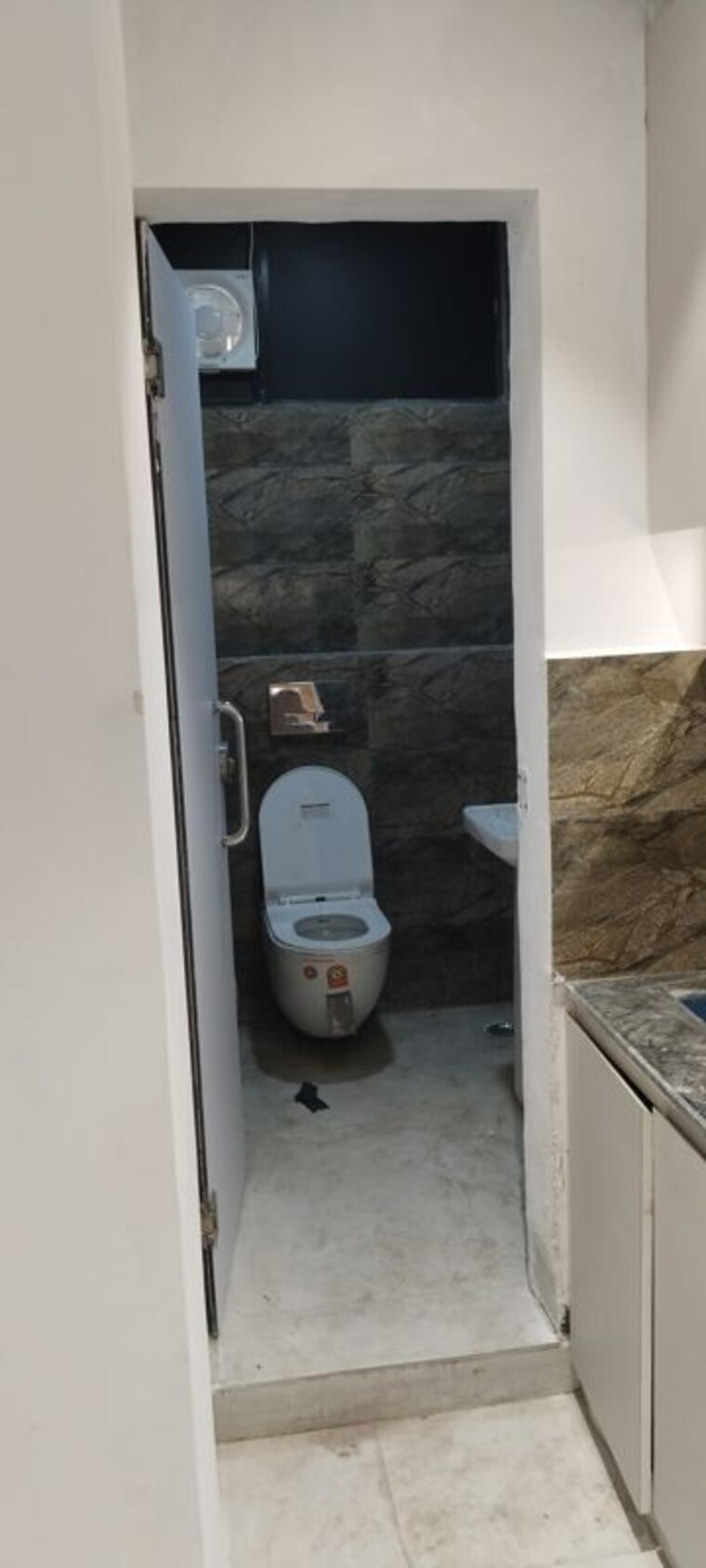 Bathroom, netaji subhash place Commercial Office Space 850 Sq.Ft. In Netaji Subhash Place Delhi 9982562