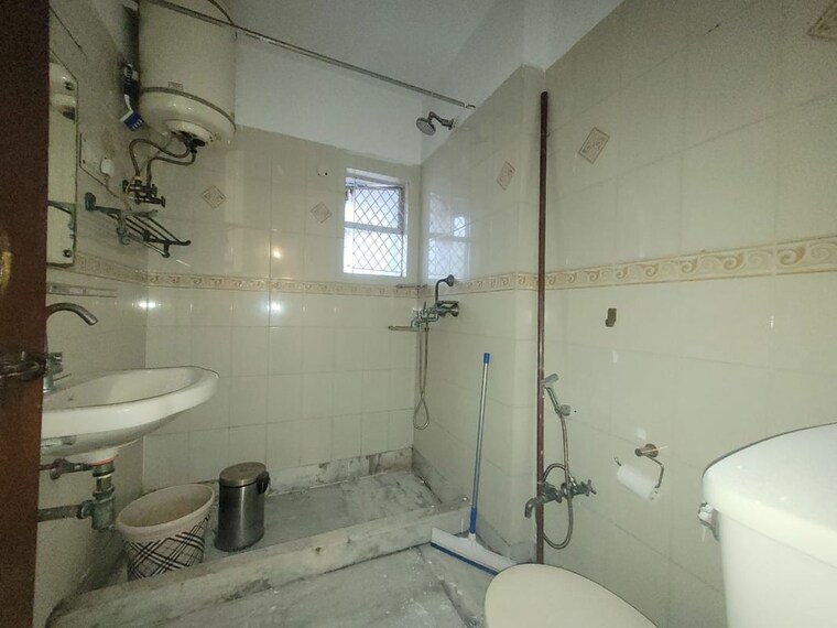Bathroom, panchsheel enclave 3 Bedroom 2000 Sq.Ft. Builder Floor In Panchsheel Enclave Delhi 9982642