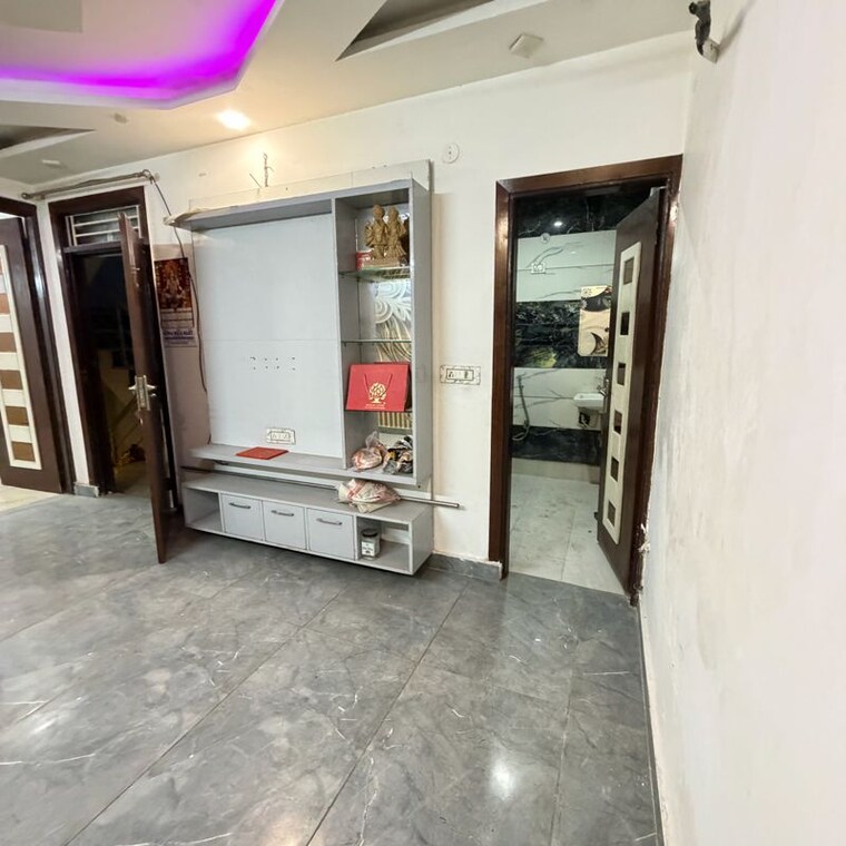  Parking, dwarka mor 3 Bedroom 100 Sq.Yd. Builder Floor In Dwarka Mor Delhi 9983118