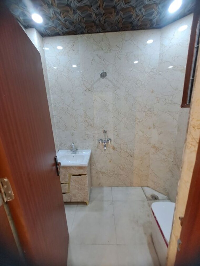 Bathroom, dayanand colony 2 Bedroom 805 Sq.Ft. Builder Floor In Dayanand Colony Delhi 9983315