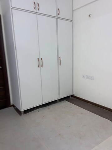 Room in 2 BHK Apartment at Amrapali Golf Homes, Sector 4 Greater Noida – for Rent