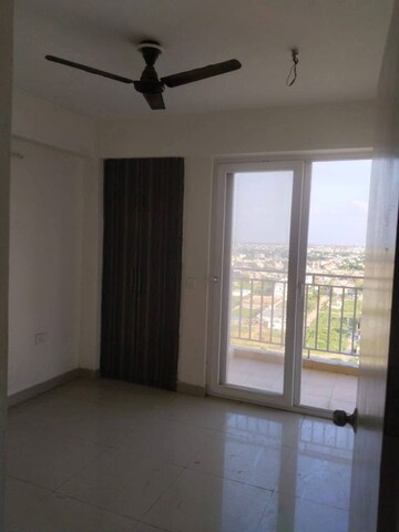 Room in 3 BHK Apartment at Amrapali Golf Homes, Sector 4 Greater Noida – for Rent