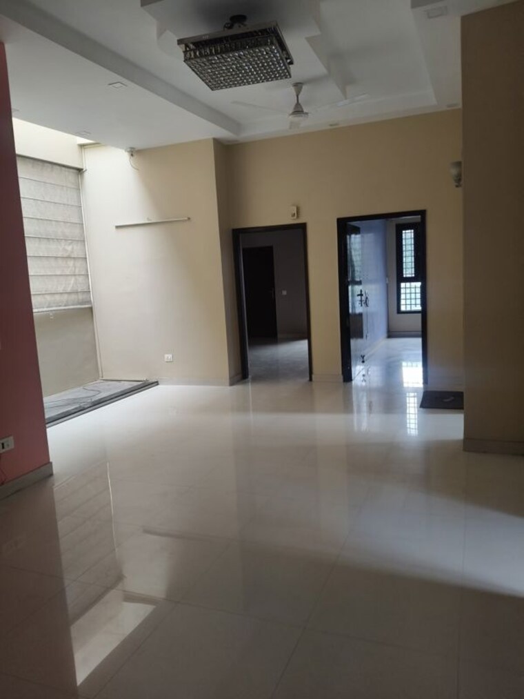 Room, sector 51 3 Bedroom 4410 Sq.Ft. Independent House In Sector 51 Noida 9983473