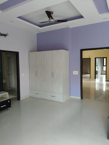 Room in 3 BHK Independent House at Sector 51 – for Rent