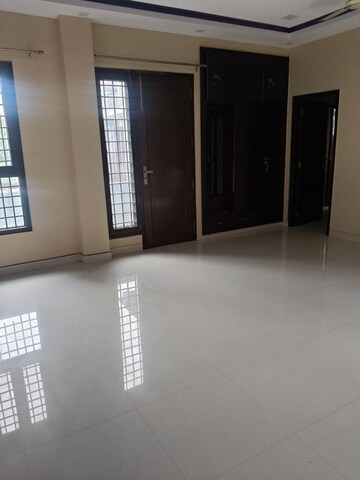 Room in 3 BHK Independent House at Sector 51 – for Rent