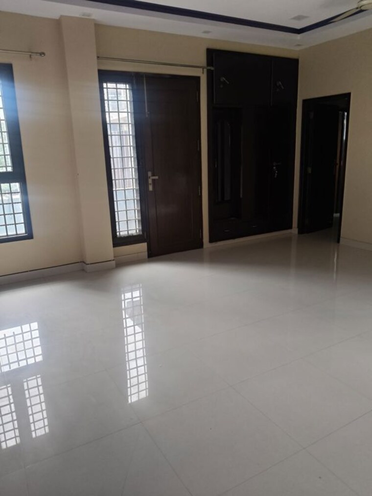 Room, sector 51 3 Bedroom 4477 Sq.Ft. Independent House In Sector 51 Noida 9983506