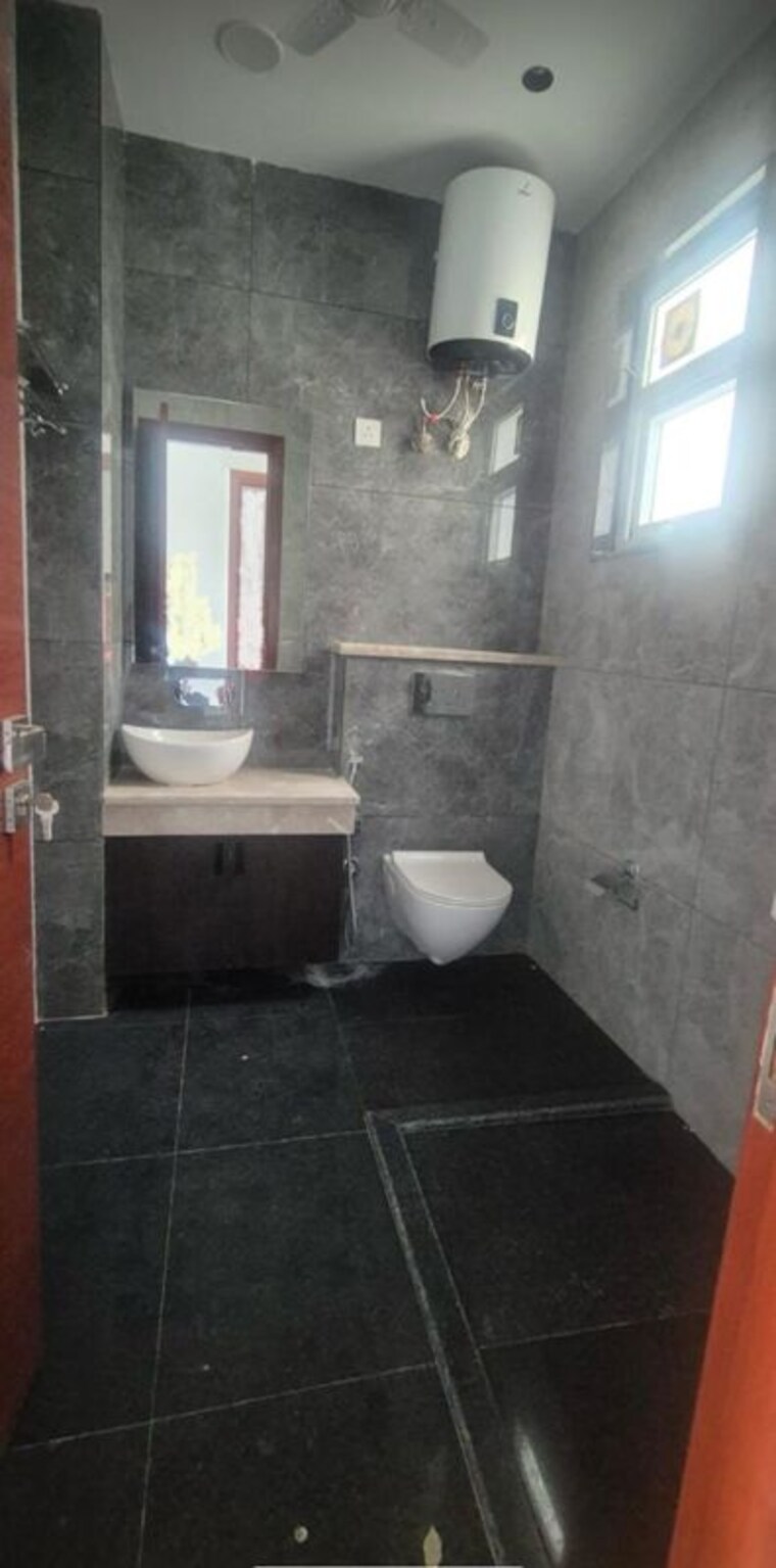Bathroom, vasant kunj 4 Bedroom 300 Sq.Yd. Builder Floor In Vasant Kunj Delhi 9983682