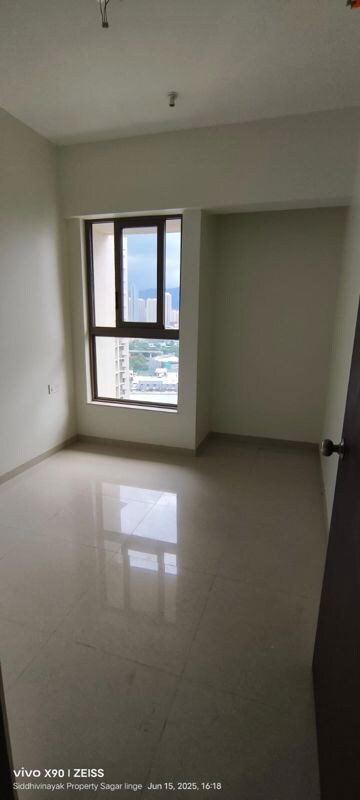Room in 1 BHK Apartment at Kalpataru Immensa, Kolshet Road – for Sale