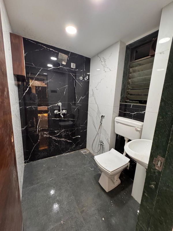 1 BHK 350 Sq.Ft. Apartment in Veer Mahal CHS