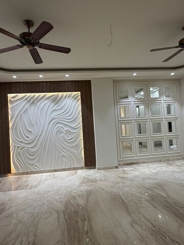 Bedroom in 6+ BHK Builder Floor at Dlf Phase I – for Sale