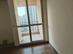 Room in 3.5 BHK Apartment at Jaypee Greens Kosmos, Sector 134 – for Sale