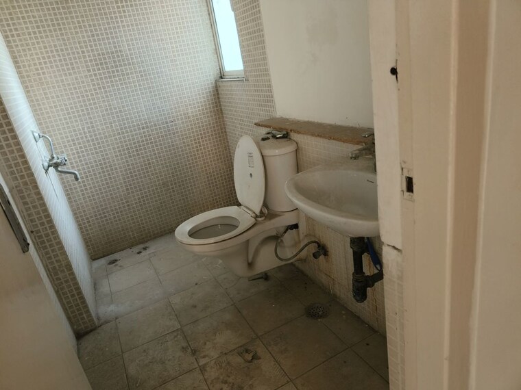 Bathroom, jaypee-greens-kosmos 3.5 Bedroom 1356 Sq.Ft. Apartment In Sector 134 Noida 9984682