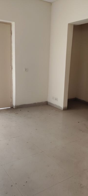 Room in 3 BHK Apartment at Umang Summer Palms, Sector 86 – for Sale