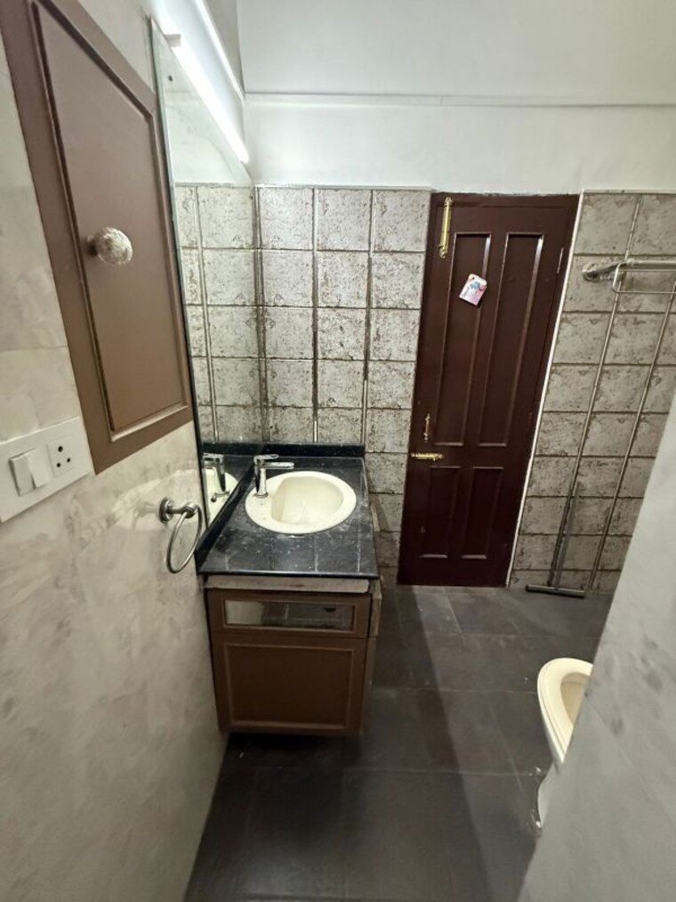 Bathroom, sector 33 3 Bedroom 4500 Sq.Ft. Builder Floor In Sector 33 Chandigarh 9984934