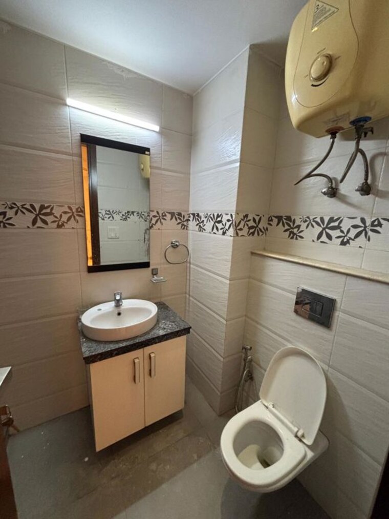 Bathroom, green park 3 Bedroom 1500 Sq.Ft. Builder Floor In Green Park Delhi 9984965
