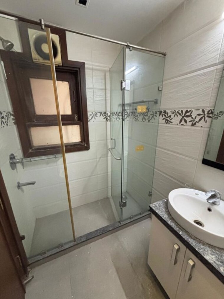 Bathroom, green park 3 Bedroom 1500 Sq.Ft. Builder Floor In Green Park Delhi 9984965