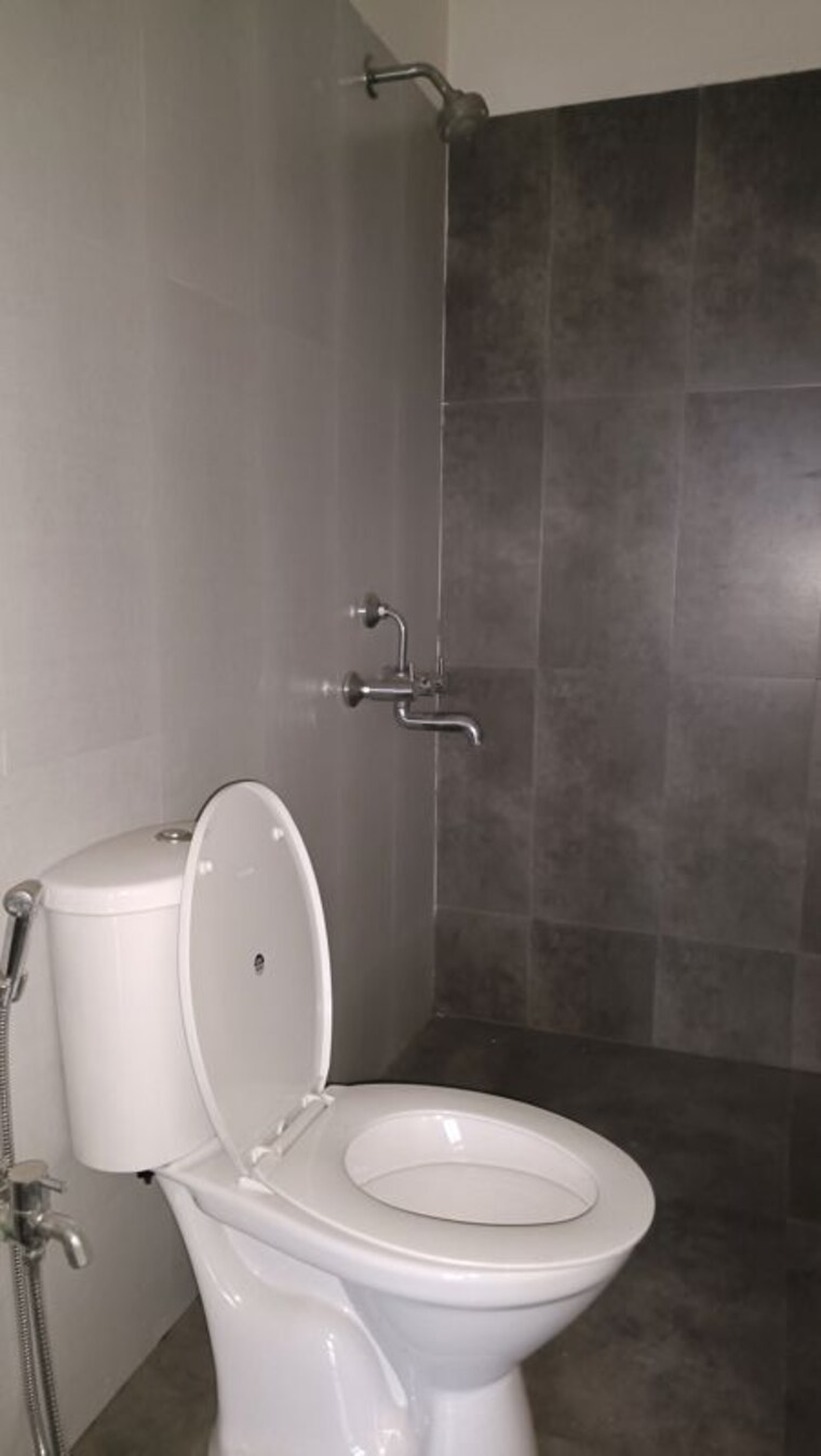 Bathroom, rosa-manhattan 2 Bedroom 754 Sq.Ft. Apartment In Ghodbunder Road Thane 9985113
