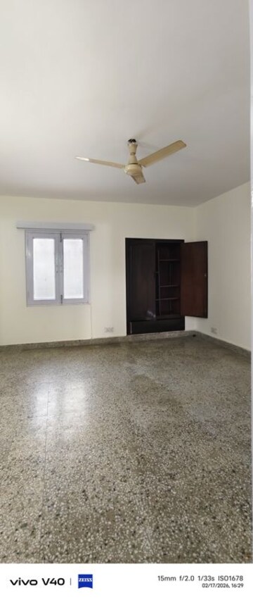 Room in 1 BHK Apartment at Defence Colony – for Rent