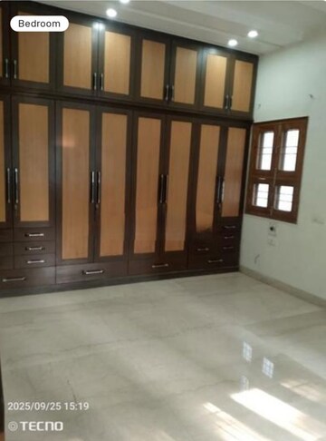 Room in 3 BHK Apartment at Hazratganj – for Rent