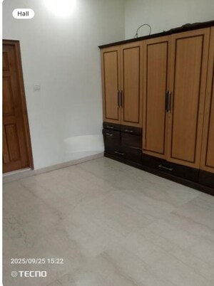 Room in 3 BHK Apartment at Hazratganj – for Rent