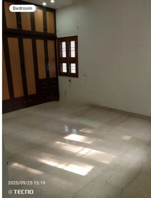 Room in 3 BHK Apartment at Hazratganj – for Rent