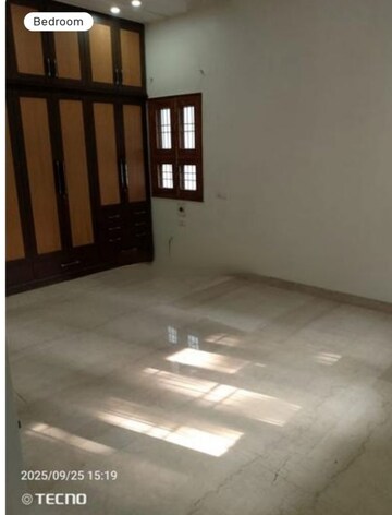 Room in 3 BHK Apartment at Hazratganj – for Rent