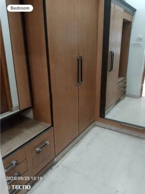 Room in 3 BHK Apartment at Hazratganj – for Rent